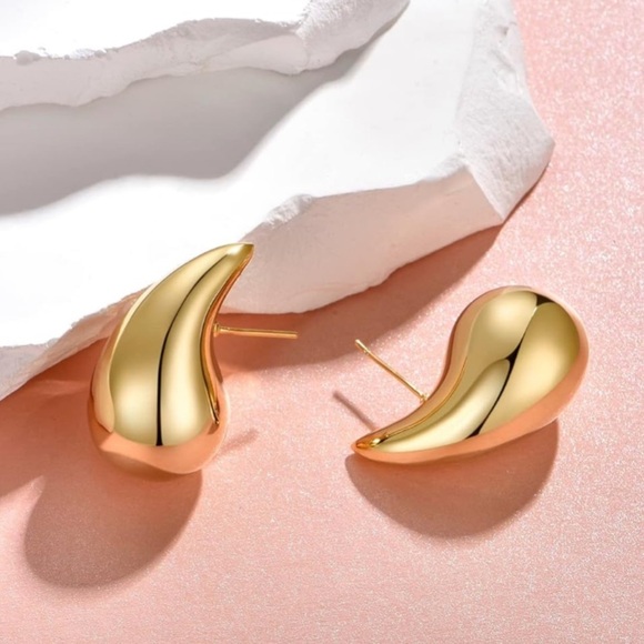 Elegant Gold Tone Teardrop Earrings - Picture 3 of 10